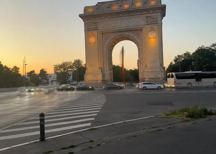 Arc De Triomphe Home - Free Parking Place