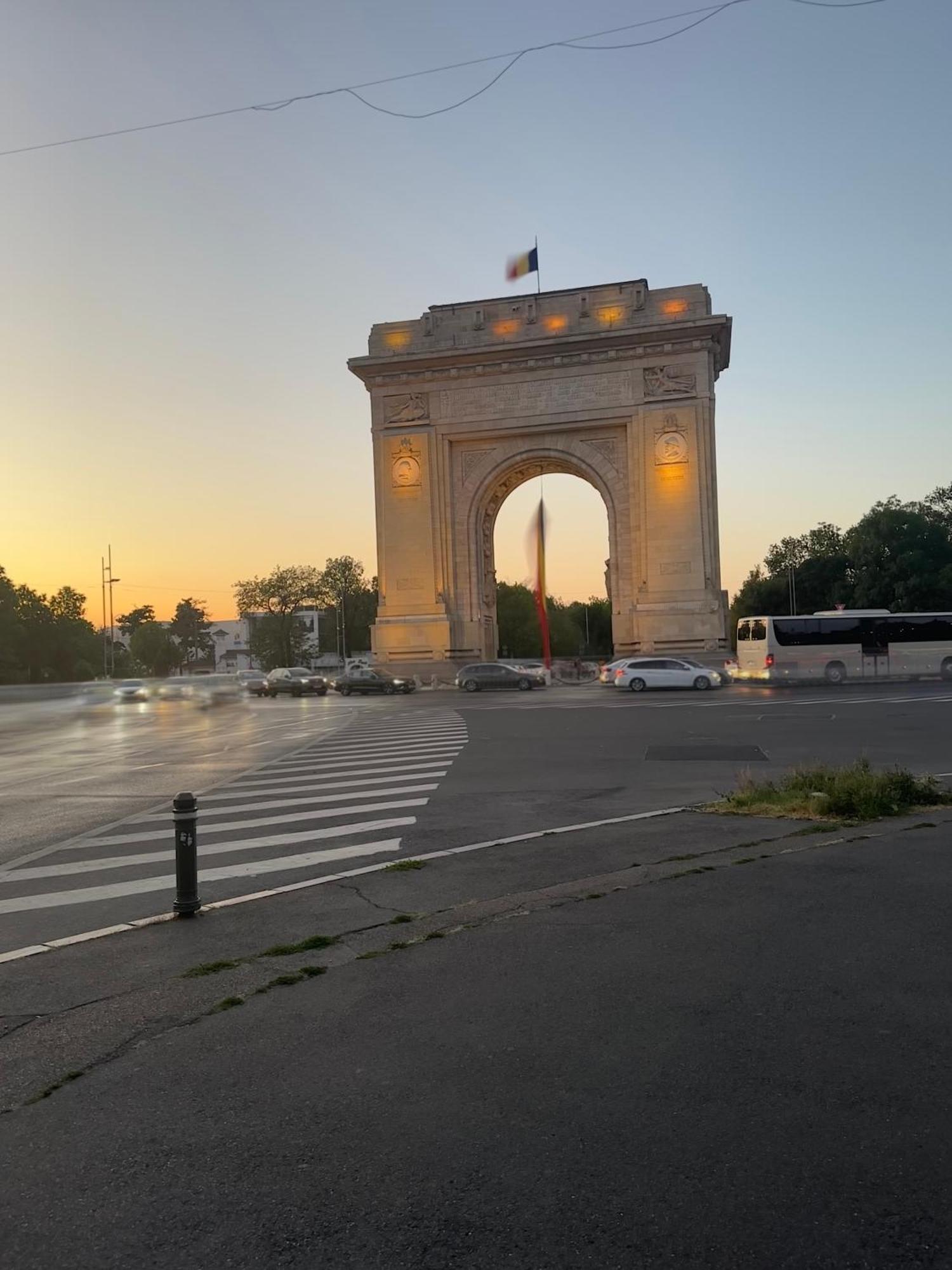 Arc De Triomphe - Free Parking Place Bucharest